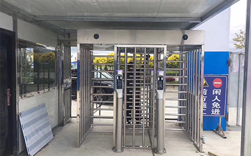 青岛人脸识别闸机圆柱全高转闸安装案例 - {dede:global.cfg_webname/}